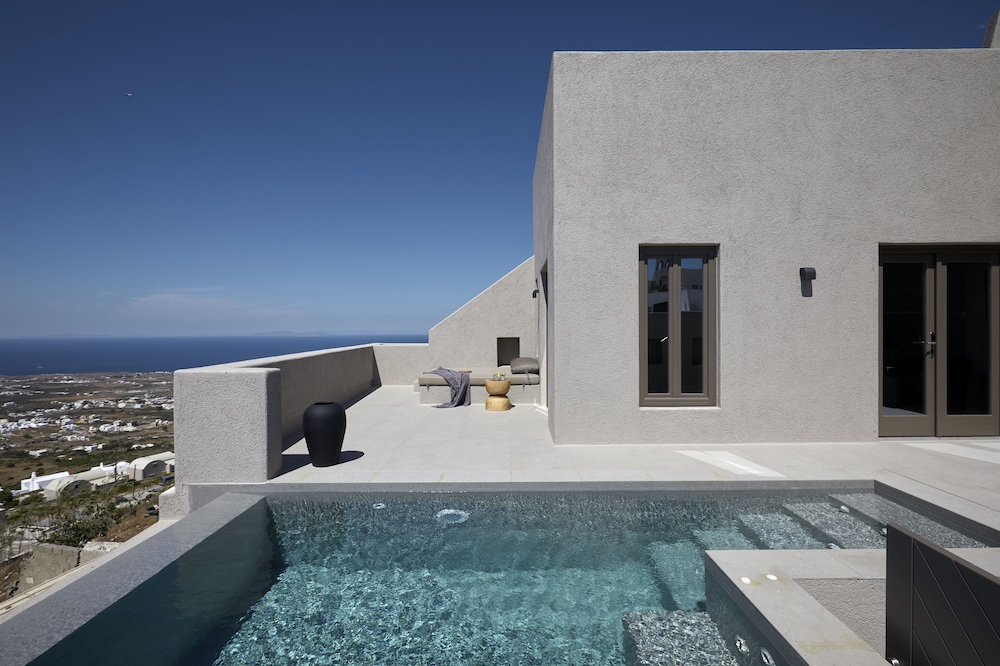 Halcyon Days Suites — Swimming pool in Pyrgos Kallistis, South Aegean