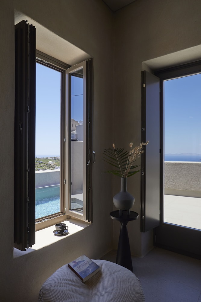 Halcyon Days Suites — Hotel rooms in Pyrgos Kallistis, South Aegean