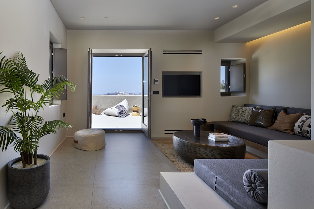 Halcyon Days Suites — Hotel rooms in Pyrgos Kallistis, South Aegean