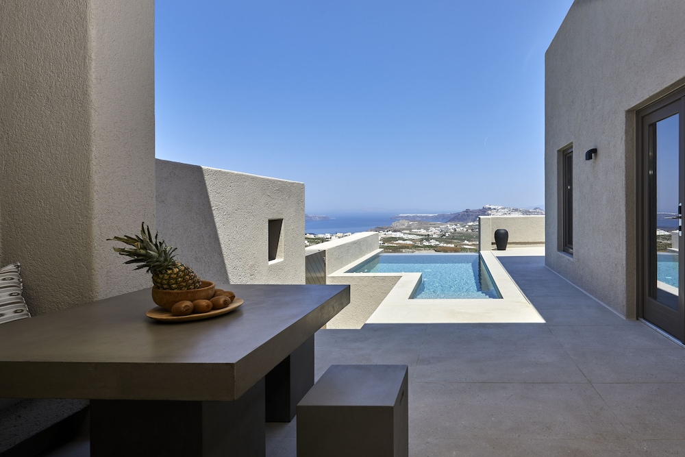 Halcyon Days Suites — Swimming pool in Pyrgos Kallistis, South Aegean
