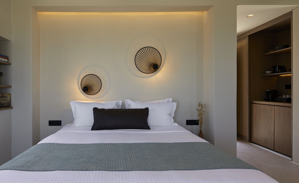 Halcyon Days Suites — Hotel rooms in Pyrgos Kallistis, South Aegean