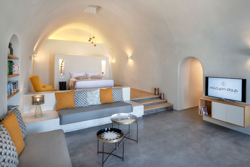 Halcyon Days Suites — Hotel rooms in Pyrgos Kallistis, South Aegean