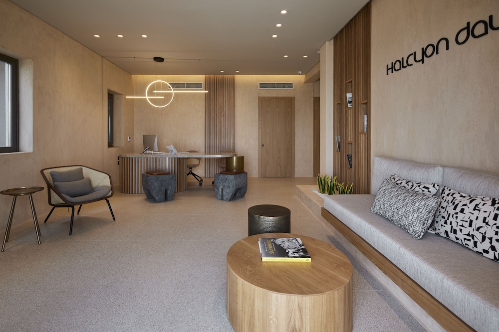 Halcyon Days Suites — Hotel building in Pyrgos Kallistis, South Aegean