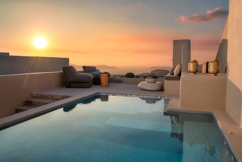 Halcyon Days Suites — Swimming pool in Pyrgos Kallistis, South Aegean