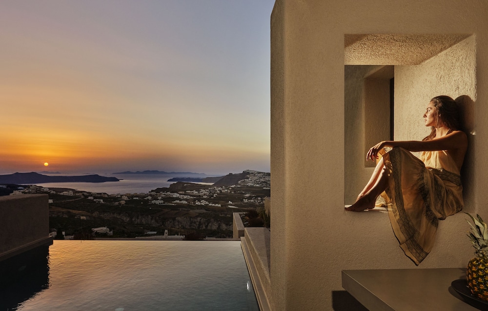 Halcyon Days Suites — Swimming pool in Pyrgos Kallistis, South Aegean
