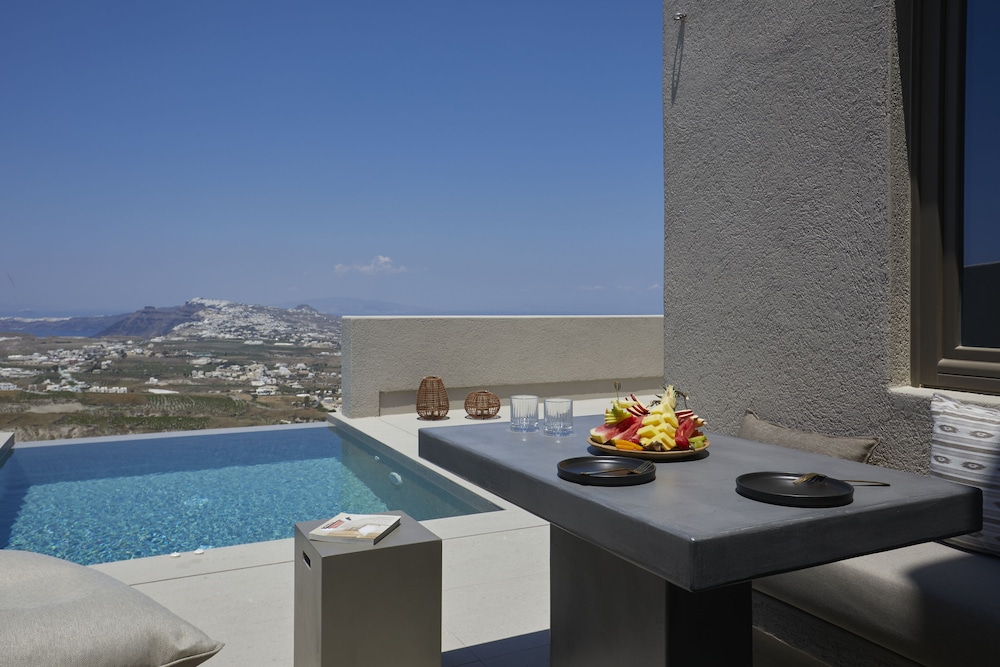 Halcyon Days Suites — Swimming pool in Pyrgos Kallistis, South Aegean