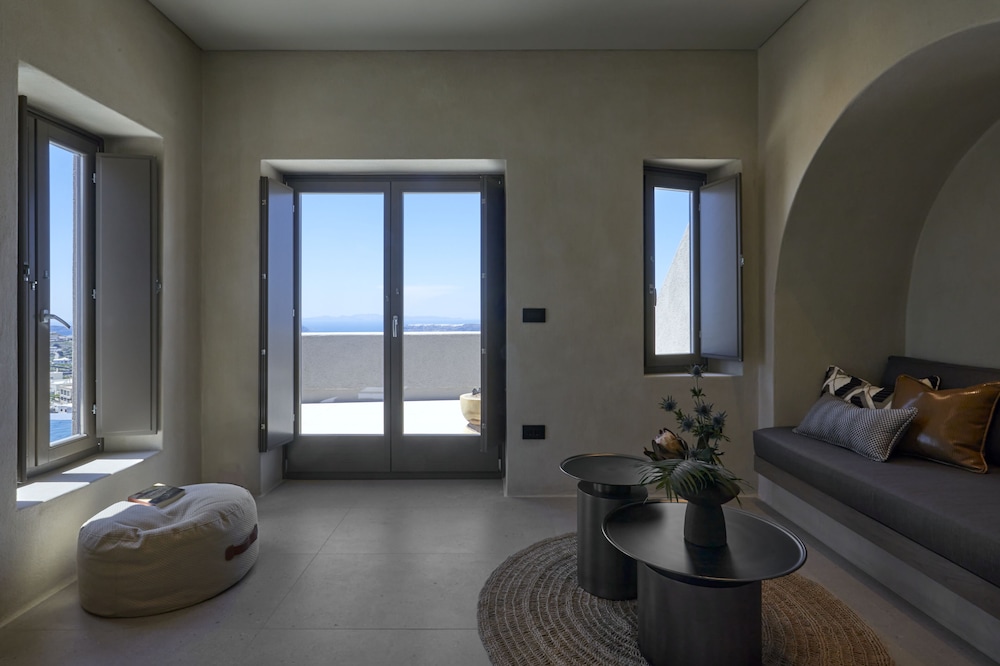 Halcyon Days Suites — Hotel rooms in Pyrgos Kallistis, South Aegean