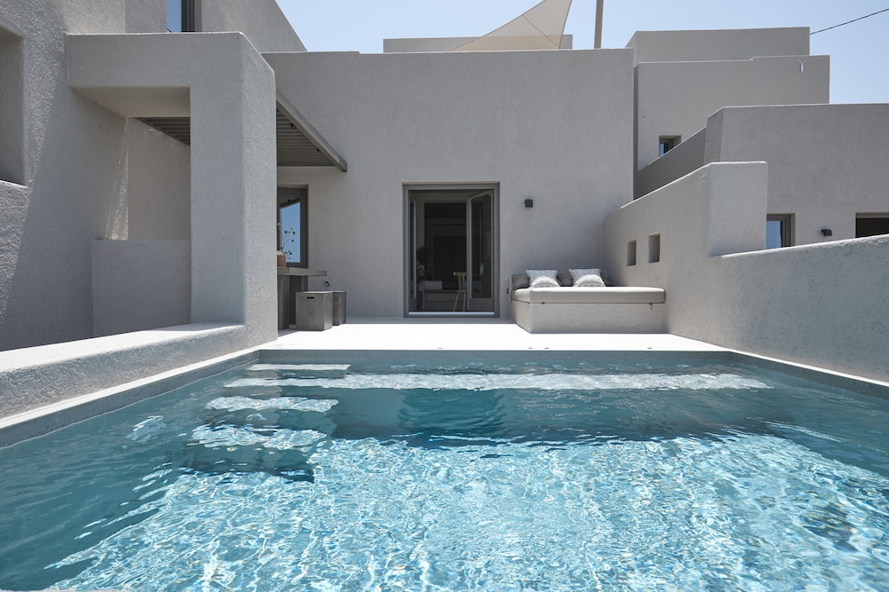 Halcyon Days Suites — Swimming pool in Pyrgos Kallistis, South Aegean