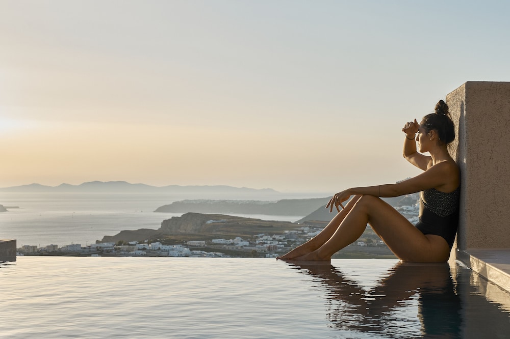 Halcyon Days Suites — Swimming pool in Pyrgos Kallistis, South Aegean