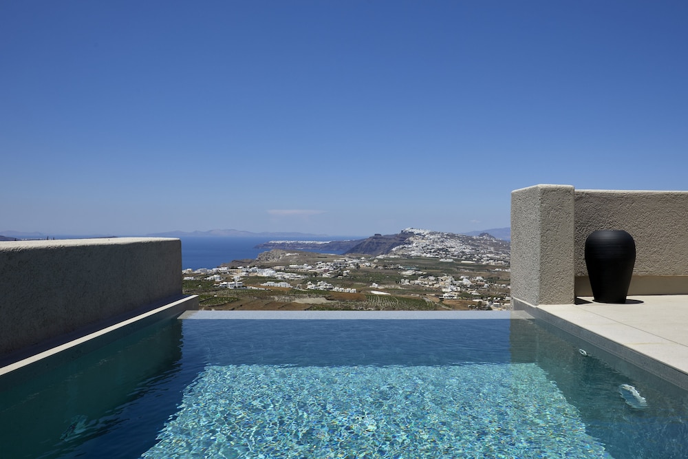 Halcyon Days Suites — Swimming pool in Pyrgos Kallistis, South Aegean
