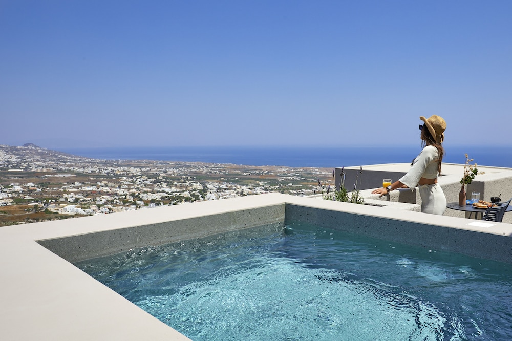 Halcyon Days Suites — Swimming pool in Pyrgos Kallistis, South Aegean