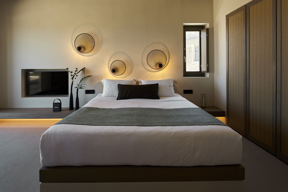 Halcyon Days Suites — Hotel rooms in Pyrgos Kallistis, South Aegean