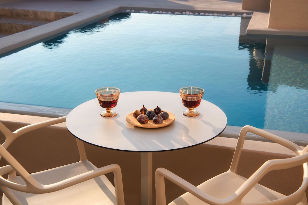 Halcyon Days Suites — Swimming pool in Pyrgos Kallistis, South Aegean