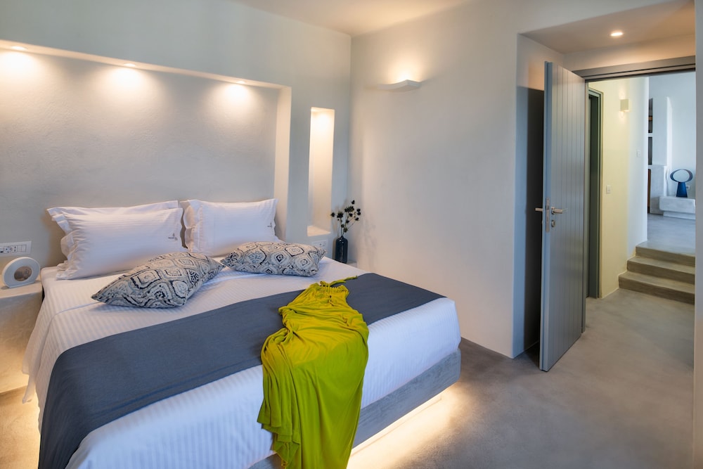 Halcyon Days Suites — Hotel rooms in Pyrgos Kallistis, South Aegean