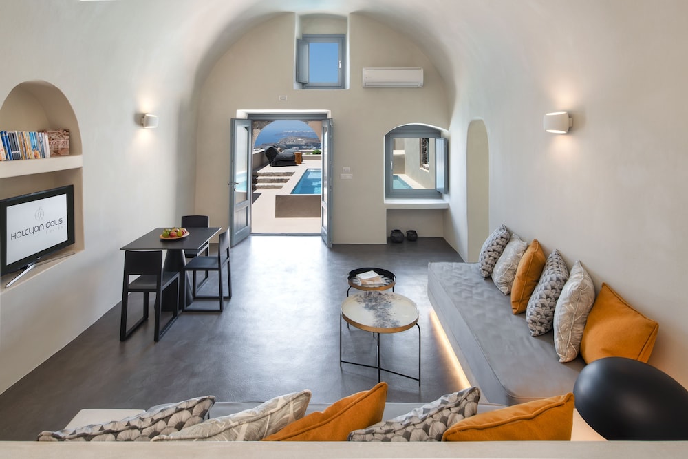 Halcyon Days Suites — Hotel rooms in Pyrgos Kallistis, South Aegean