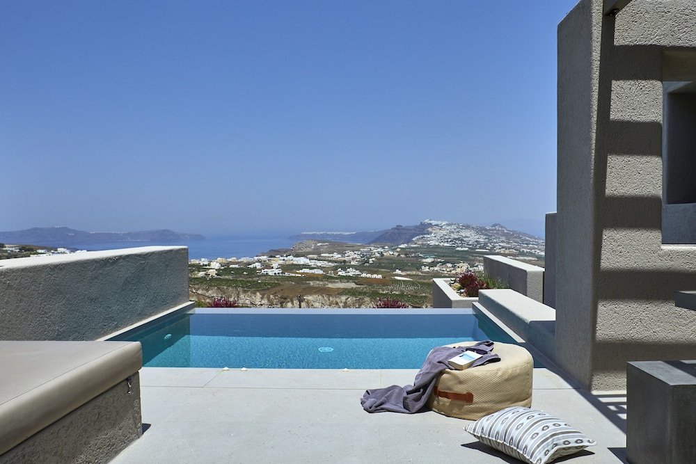 Halcyon Days Suites — Swimming pool in Pyrgos Kallistis, South Aegean