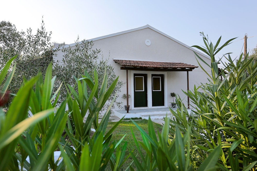 Alykes Family Resort — Hotel building in Lefkimmi (Corfu), Ionian Islands