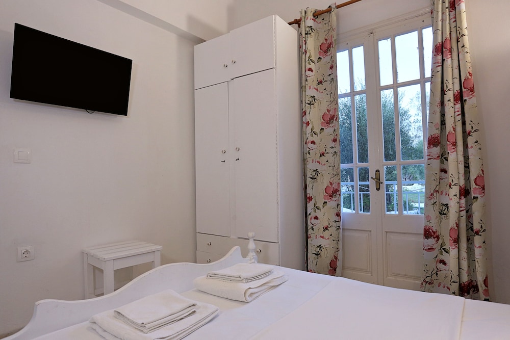 Alykes Family Resort — Hotel rooms in Lefkimmi (Corfu), Ionian Islands