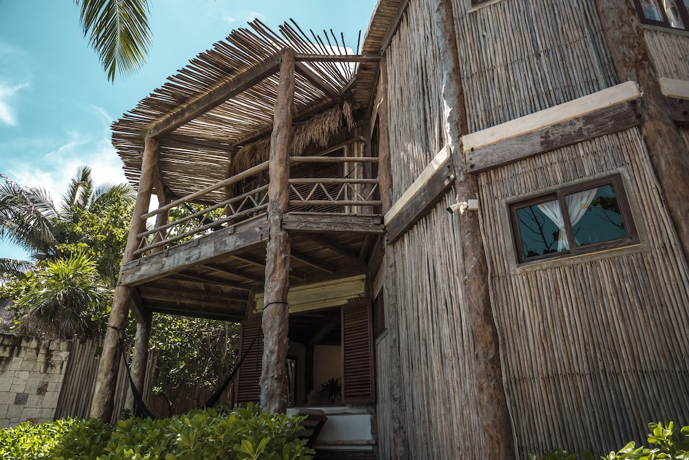 Delek Tulum — Hotel building in Tulum, Quintana Roo