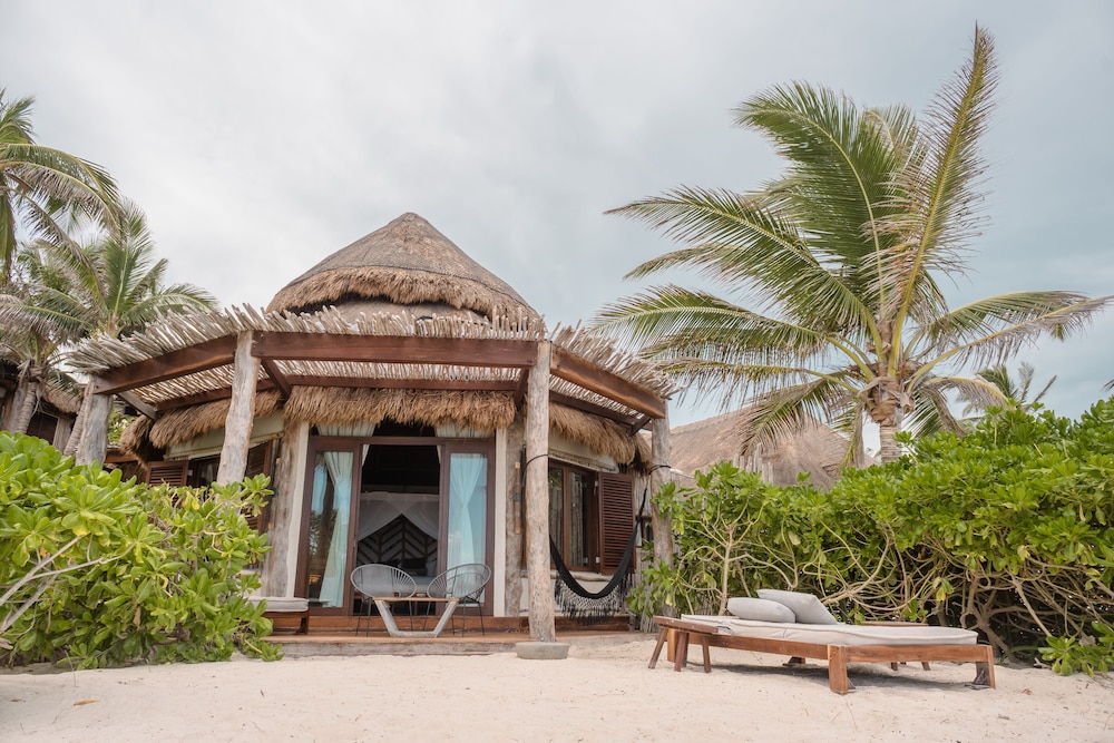 Delek Tulum — Hotel building in Tulum, Quintana Roo