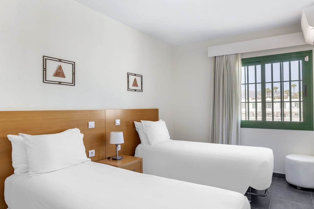 Club Del Carmen — Hotel rooms in Puerto del Carmen, Canary Islands