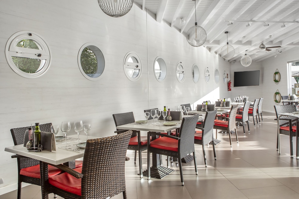 Club Del Carmen — Restaurant & bars in Puerto del Carmen, Canary Islands