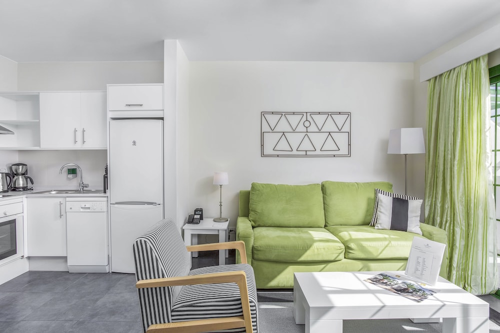 Club Del Carmen — Hotel rooms in Puerto del Carmen, Canary Islands