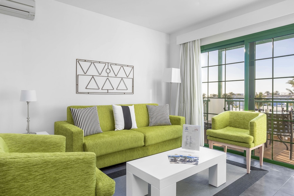 Club Del Carmen — Hotel rooms in Puerto del Carmen, Canary Islands
