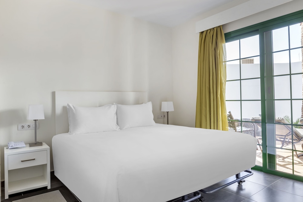 Club Del Carmen — Hotel rooms in Puerto del Carmen, Canary Islands