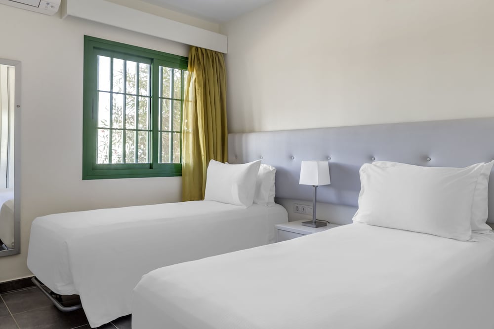 Club Del Carmen — Hotel rooms in Puerto del Carmen, Canary Islands