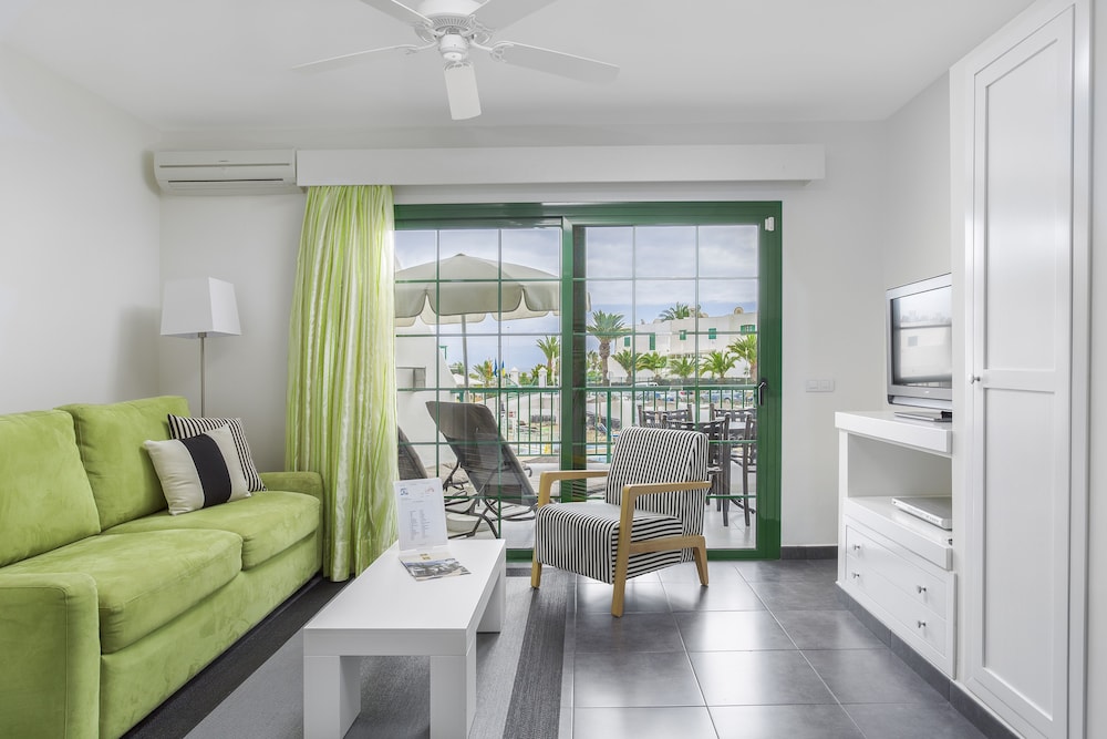 Club Del Carmen — Hotel rooms in Puerto del Carmen, Canary Islands