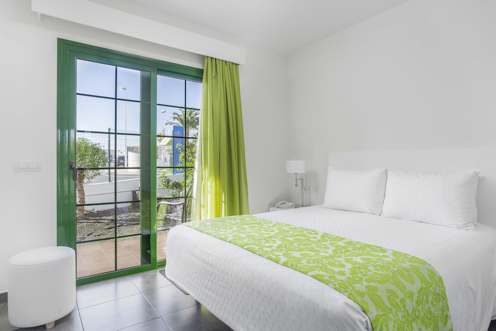 Club Del Carmen — Hotel rooms in Puerto del Carmen, Canary Islands