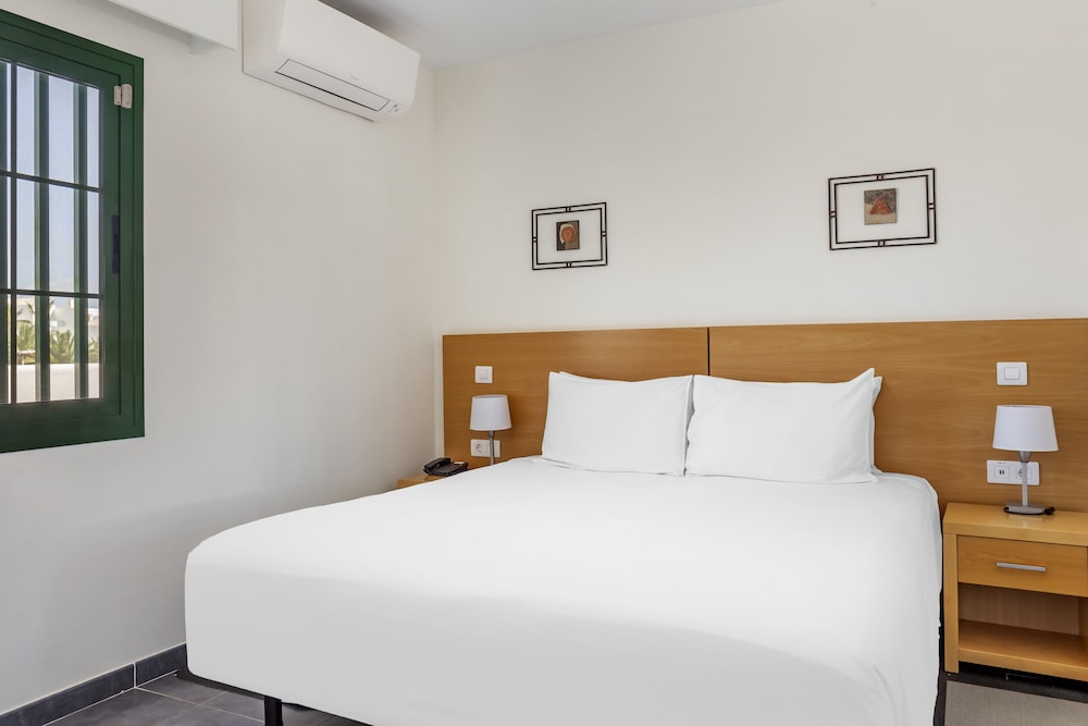 Club Del Carmen — Hotel rooms in Puerto del Carmen, Canary Islands