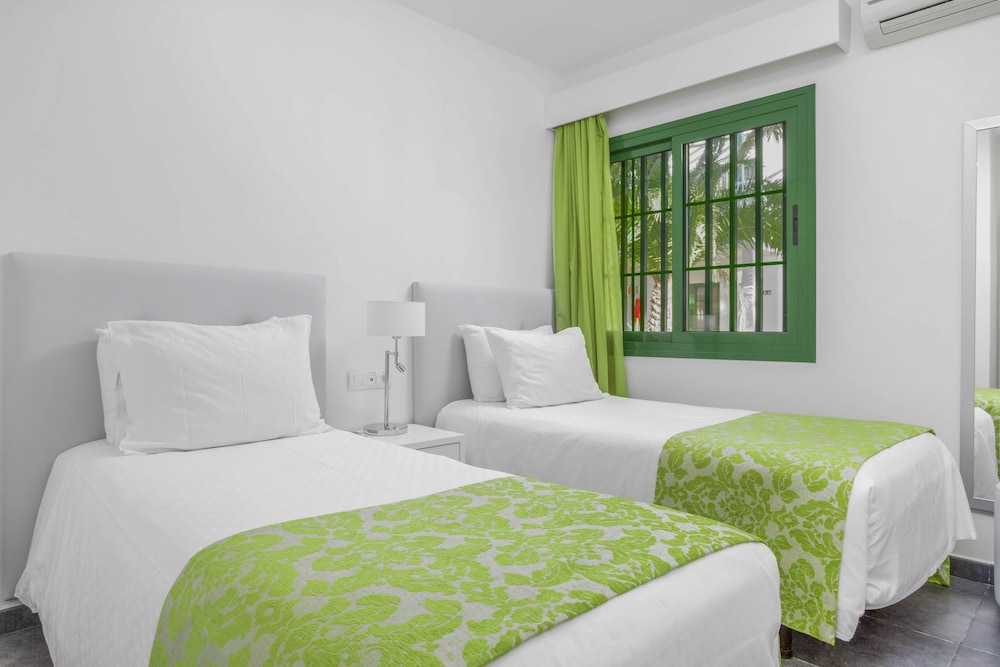 Club Del Carmen — Hotel rooms in Puerto del Carmen, Canary Islands