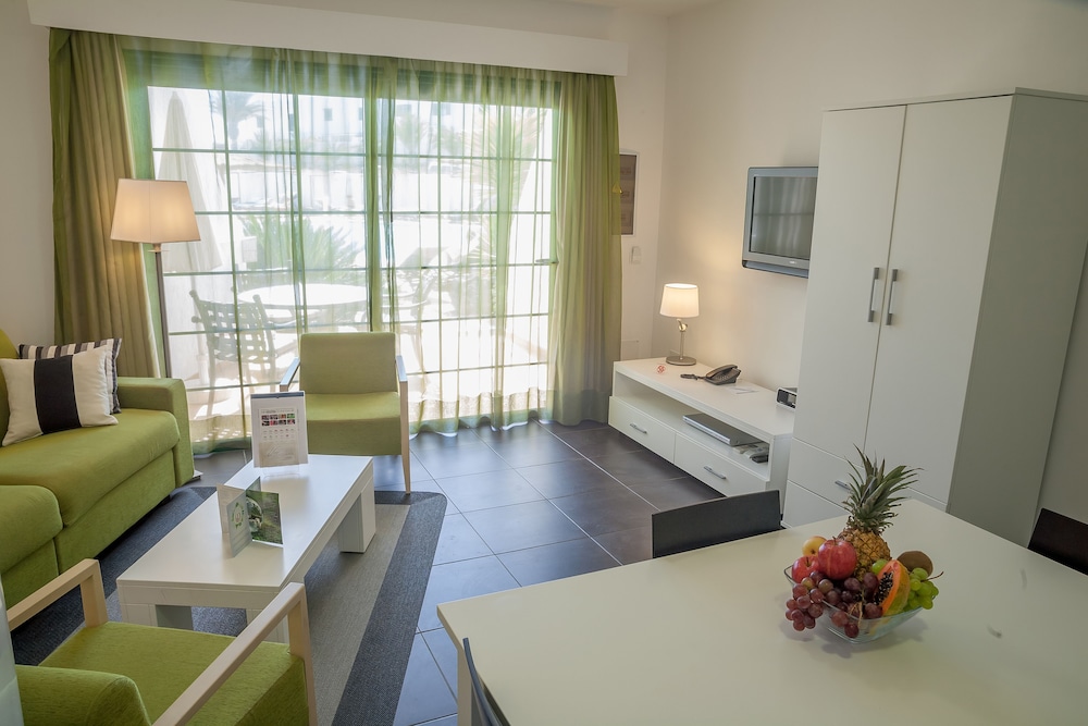 Club Del Carmen — Hotel rooms in Puerto del Carmen, Canary Islands
