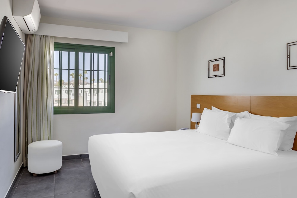 Club Del Carmen — Hotel rooms in Puerto del Carmen, Canary Islands