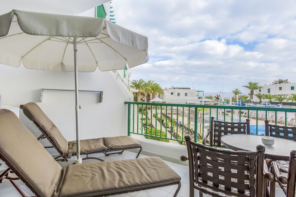 Club Del Carmen — Hotel rooms in Puerto del Carmen, Canary Islands