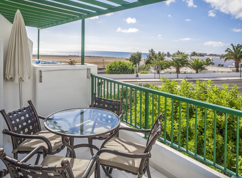 Club Del Carmen — Hotel rooms in Puerto del Carmen, Canary Islands