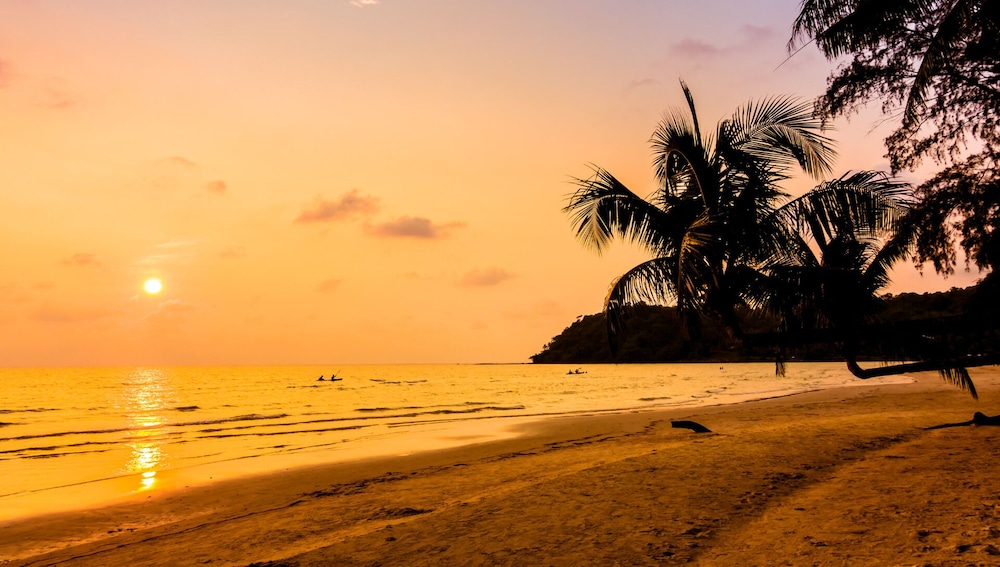 DoubleTree by Hilton Goa-Panaji — Beach in Divar Island, Goa