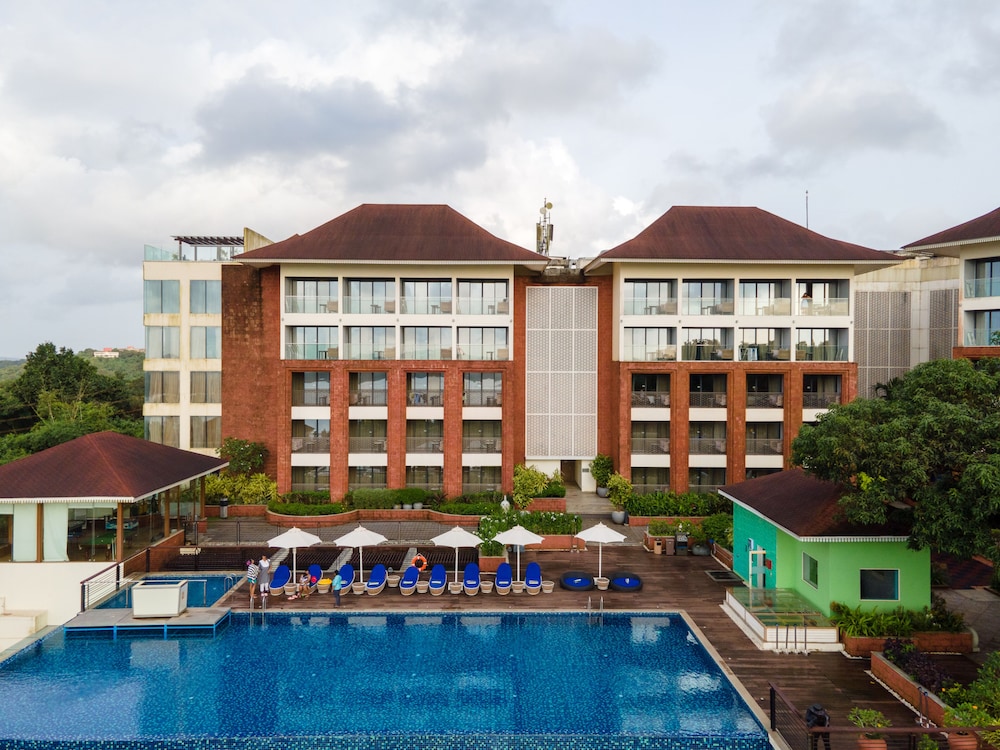 DoubleTree by Hilton Goa-Panaji — Swimming pool in Divar Island, Goa
