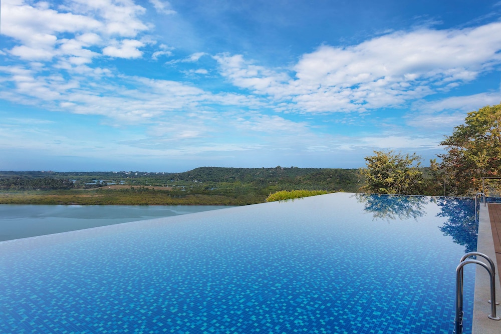 DoubleTree by Hilton Goa-Panaji — Swimming pool in Divar Island, Goa