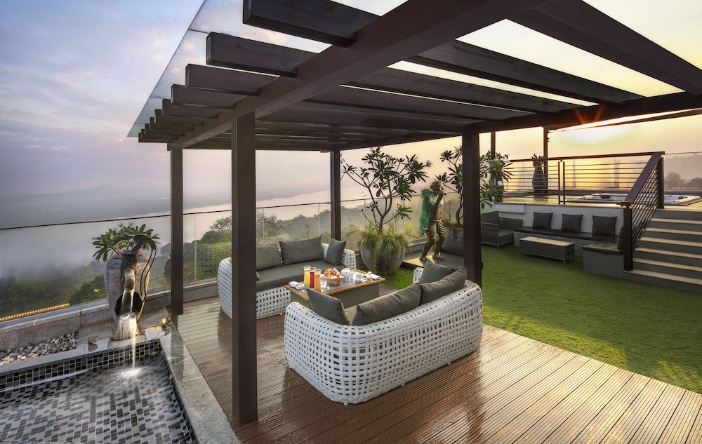DoubleTree by Hilton Goa-Panaji — Restaurant & bars in Divar Island, Goa
