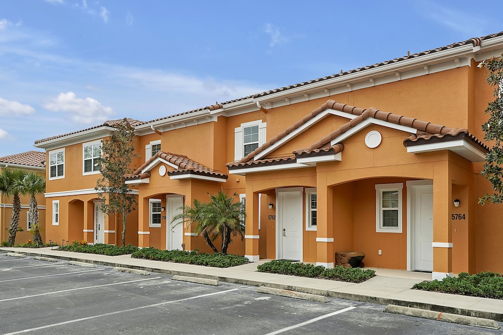 Regal Oaks Resort Vacation Townhomes by IDILIQ — Hotel building in Kissimmee, Florida