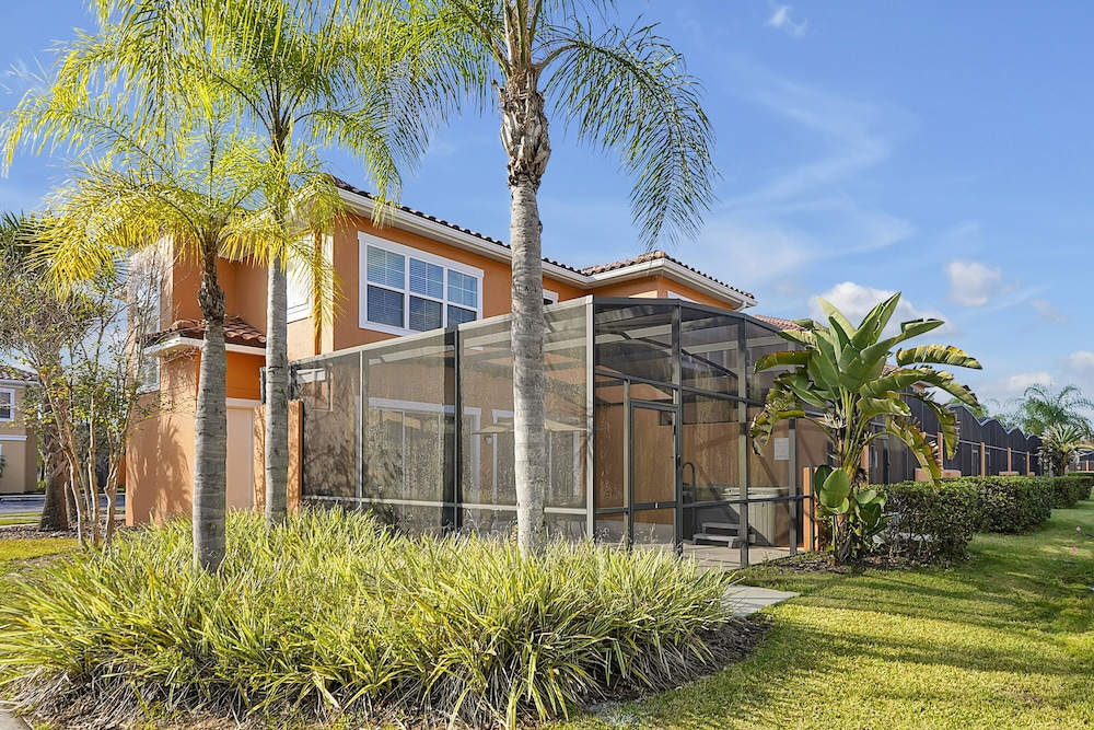 Regal Oaks Resort Vacation Townhomes by IDILIQ — Swimming pool in Kissimmee, Florida