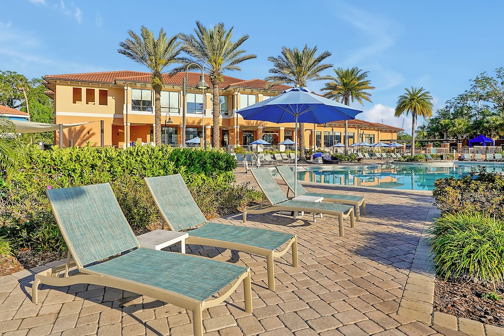 Regal Oaks Resort Vacation Townhomes by IDILIQ — Swimming pool in Kissimmee, Florida