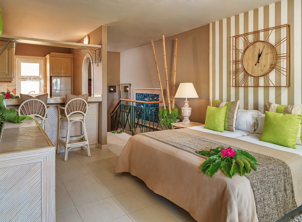 Gran Oasis Resort — Hotel rooms in Playa de las Americas, Canary Islands