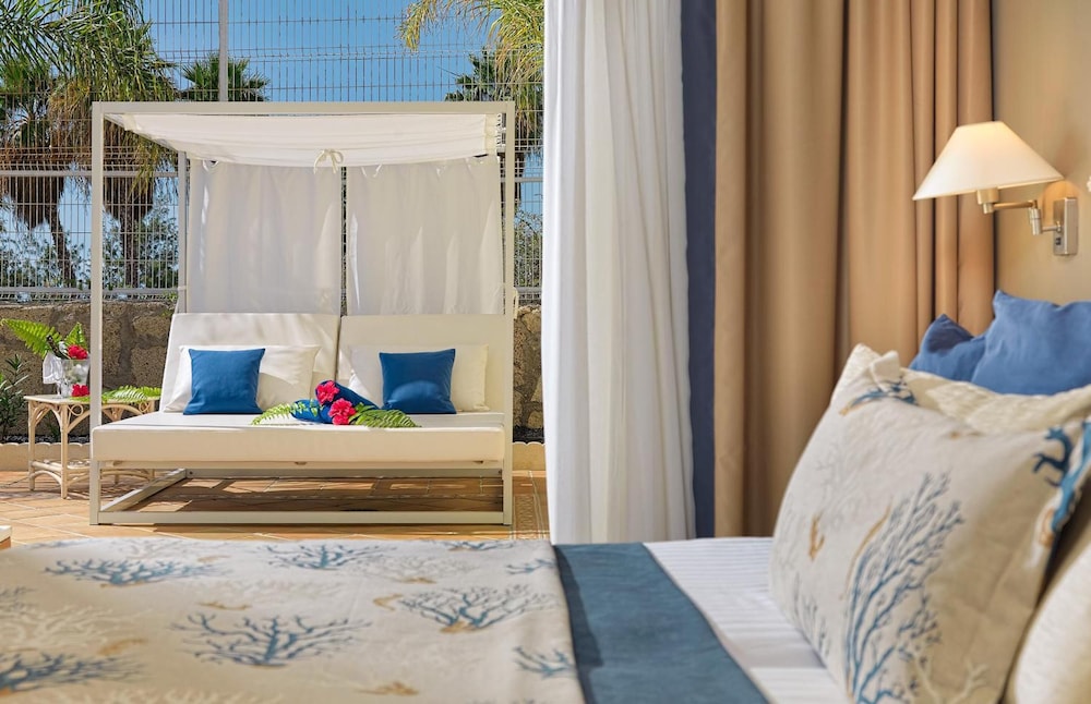 Gran Oasis Resort — Hotel rooms in Playa de las Americas, Canary Islands