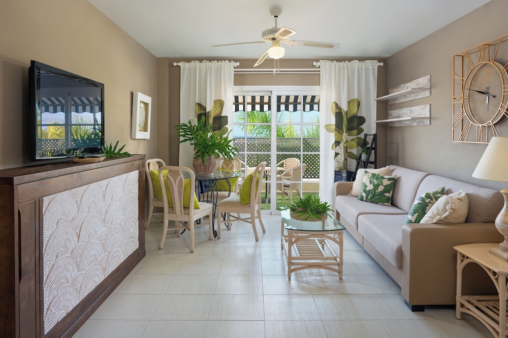 Gran Oasis Resort — Hotel rooms in Playa de las Americas, Canary Islands