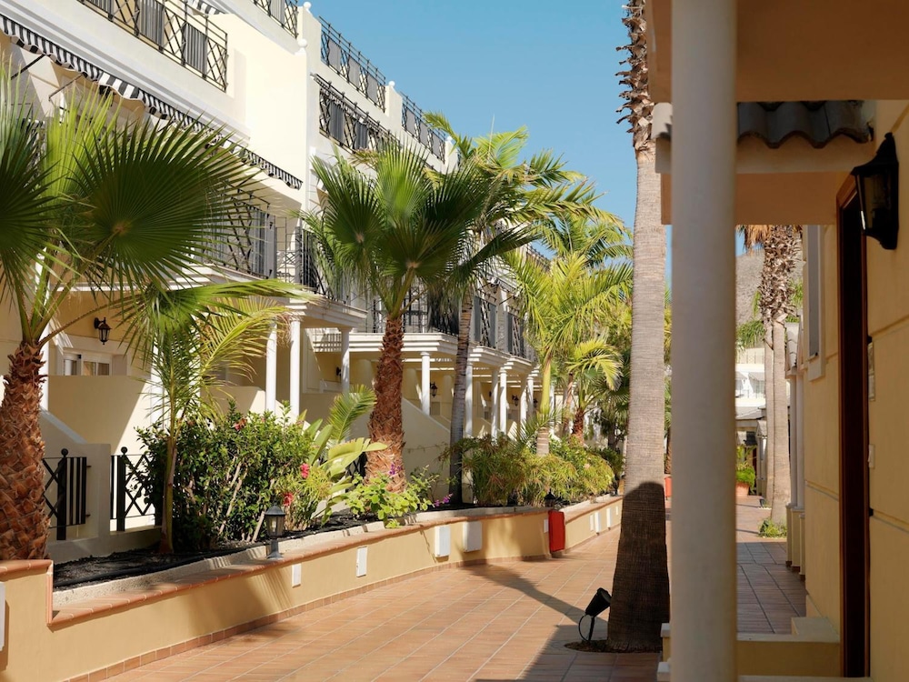Gran Oasis Resort — Hotel building in Playa de las Americas, Canary Islands