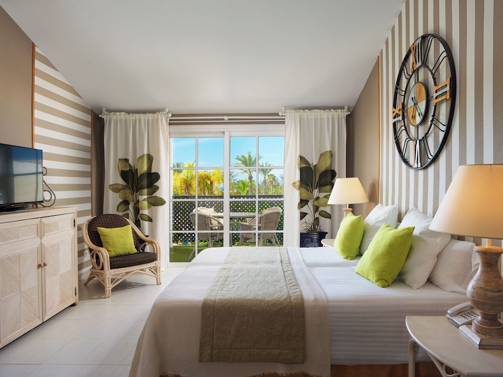 Gran Oasis Resort — Hotel rooms in Playa de las Americas, Canary Islands